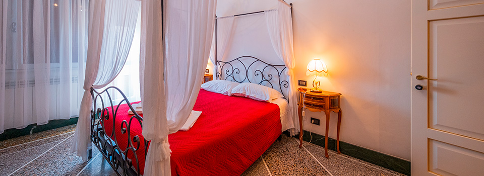 Camera matrimoniale con letto a baldacchino